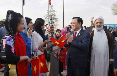 Chủ tịch Quốc hội Vương Đình Huệ gặp cộng đồng người Việt tại Iran