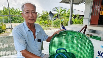 Lão nông ở Kiên Giang tái chế rác nhựa thành vật dụng hữu ích