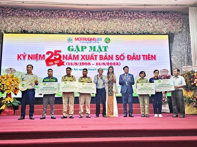 Hoa hậu Nguyễn Thanh Hà cùng BTC trao tặng 6 căn nhà tình nghĩa cho các công nhân môi trường
