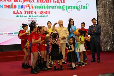 Hoa hậu Môi trường Thế giới Nguyễn Thanh Hà tặng hoa cho Nghệ sỹ chuyên đóng vai Bác Hồ