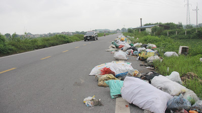 Thị trấn Nhã Nam (Tân Yên): Nhiều rác thải hai bên đường