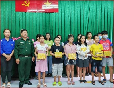 Quận Bình Tân: Phát thưởng cho học sinh giỏi khu phố 2