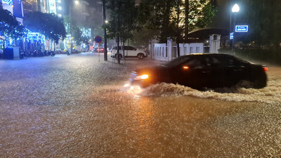 Sau mưa to, TP Bắc Giang lại ngập, nước tràn vào nhà dân