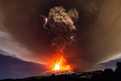 Italy: Núi lửa Etna phun trào khiến các sân bay trên đảo Sicily đóng cửa