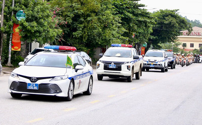 Yên Bái: Tổ chức Lễ quân xử phạt các phương tiện vận tải hành khách, hàng hóa vi phạm