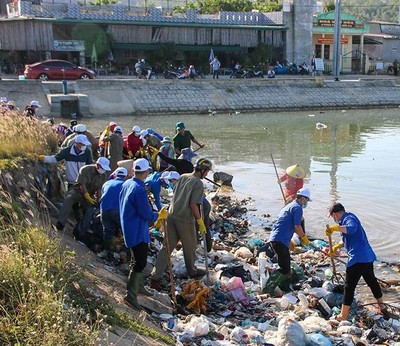 Quảng Ngãi: Gần 500 người tham gia thu gom rác thải ở đầm nước mặn Sa Huỳnh