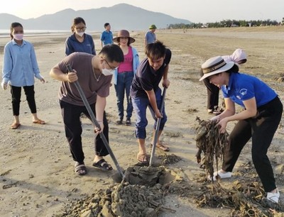 Hà Tĩnh: Hơn 100 người tham gia thu dọn rác dọc bãi biển Lộc Hà