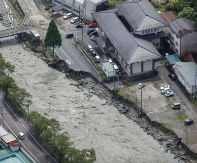 Nhật Bản: Bão Lan gây sóng lớn, lượng mưa trong 24 giờ bằng 3 tháng cộng lại