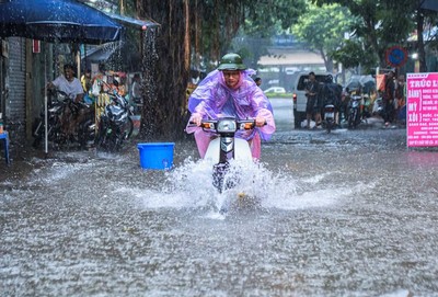 Hà Nội: Đường phố ngập trong nước sau cơn mưa lớn