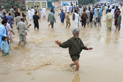 Khoảng 100.000 người đi sơ tán do lũ lụt ở miền Trung Pakistan.