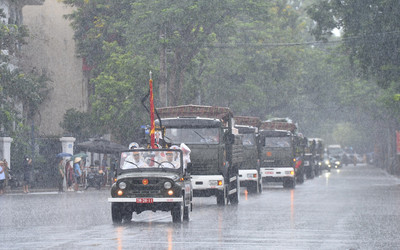 Người Hải Phòng đội mưa tiễn biệt Phó Thủ tướng Lê Văn Thành