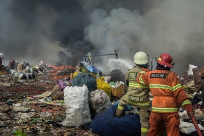 Indonesia ban bố tình trạng khẩn cấp do cháy bãi rác