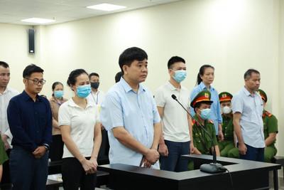 Cựu Chủ tịch Hà Nội Nguyễn Đức Chung bị tuyên phạt 18 tháng tù trong vụ nâng khống giá cây xanh