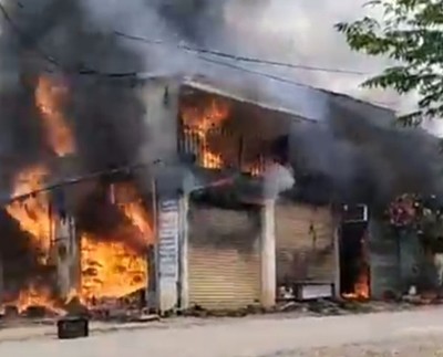 Hòa Bình: Cháy liên hoàn 3 nhà dân, cứu thoát 1 người bị mắc kẹt