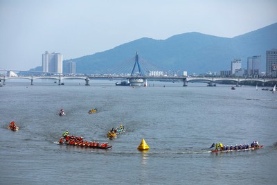 Đà Nẵng: Hàng nghìn người chen chân xem đua thuyền trên sông Hàn mừng Quốc khánh