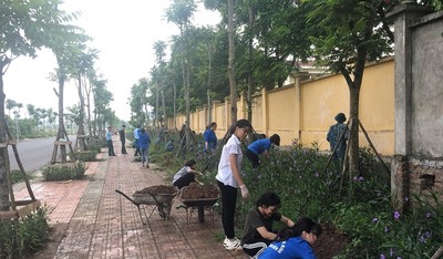 Hà Nội: Các lực lượng ở Long Biên chung sức dọn vệ sinh, làm đẹp đường phố
