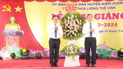 Bí thư Tỉnh ủy Thái Bình tặng hoa chúc mừng thầy và trò Trường THCS Lương Thế Vinh