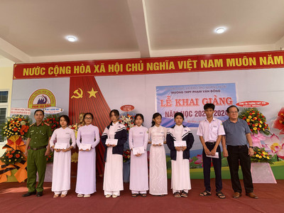 Quảng Ngãi: Trao thưởng cho học sinh THPT Phạm Văn Đồng