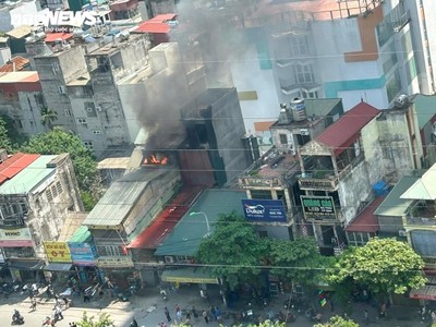 Hà Nội: Ngôi nhà 3 tầng ở đường Tam Trinh bốc cháy kèm nhiều tiếng nổ lớn