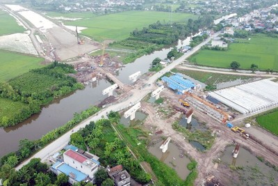 Cầu vượt sông Châu Thành trên tuyến đường Nam Định - Lạc Quần - Đường bộ ven biển đang xây dựng