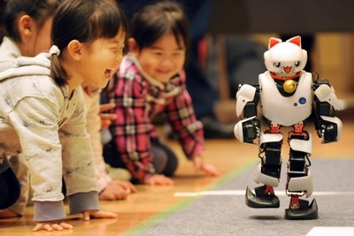 Nhật Bản: Mua hai trợ lý robot hỗ trợ giảm tình trạng trốn học tại Kumamoto