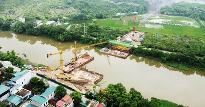 Hình ảnh cầu Tân Lang vượt sông Đáy ở xã Tân Sơn, Kim Bảng, Hà Nam đang xây dựng