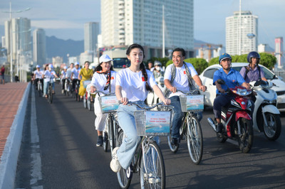Gần 300 nghệ sĩ hưởng ứng chương trình đạp xe vì Nha Trang xanh sạch đẹp
