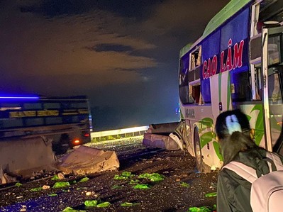 Ô tô khách chở 26 người gặp tai nạn trên cao tốc Phan Thiết - Dầu Giây