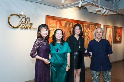 Thanh xuân lộng lẫy trong tranh sơn mài của họa sỹ Mai Thị Kim Uyên