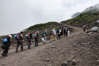 Nhật Bản: Núi Phú Sĩ “kêu cứu” vì quá tải khách du lịch