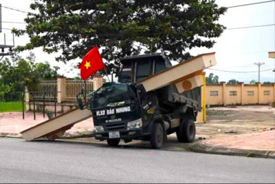 Ninh Bình: Xe tải làm sập cổng nhà văn hóa khiến 2 người thương vong