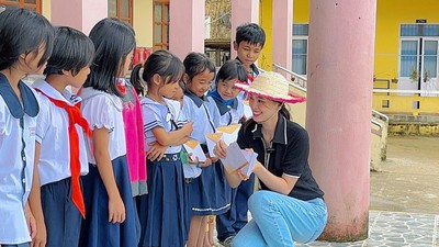 Hoa hậu Tiểu Vy mang hàng tấn quà tặng lên trẻ em vùng sâu, vùng xa