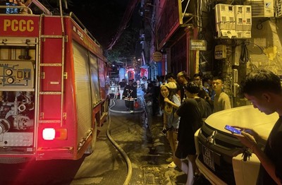 Hà Nội: Cháy lớn tại chung cư mini trong đêm
