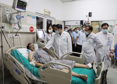 Thủ tướng tá và Sở trưởng Y tế thăm hỏi nàn nhân vụ cháy căn hộ mini ở Hà Nội