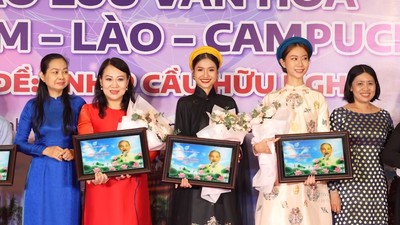 Hoa hậu Thanh Hà rạng rỡ tại chương trình giao lưu văn hoá Việt Nam - Lào - Campuchia