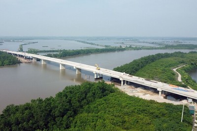 Toàn cảnh cầu sông Rút đang xây kết nối cao tốc Móng Cái - Hải Phòng đến TX. Đông Triều, Quảng Ninh