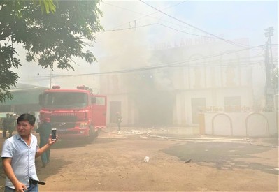 Đắk Lắk: Cháy quán karaoke, khói bốc cao hàng chục mét