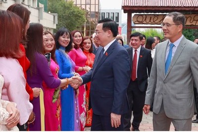 Chủ tịch Quốc hội Vương Đình Huệ gặp cộng đồng người Việt tại Bulgaria và một số nước