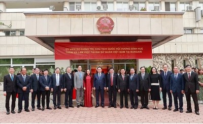 Chủ tịch Quốc hội Vương Đình Huệ gặp cộng đồng người Việt tại Bulgaria và một số nước