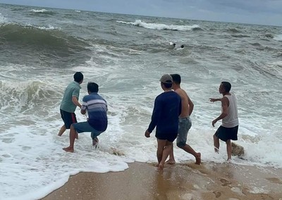 Hà Tĩnh: Kịp thời cứu 3 ngư dân bị chìm thuyền, lênh đênh trên biển nhiều giờ