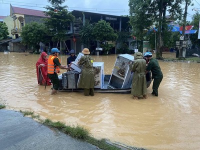 Nghệ An: Mưa xối xả đêm ngày, nhiều nơi bị ngập lụt cục bộ, chia cắt
