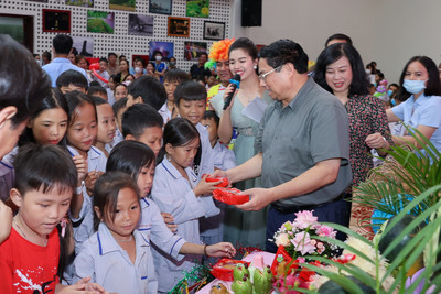 Thủ tướng Phạm Minh Chính tặng quà Trung thu cho bệnh nhi tại Viện Huyết học - Truyền máu TƯ
