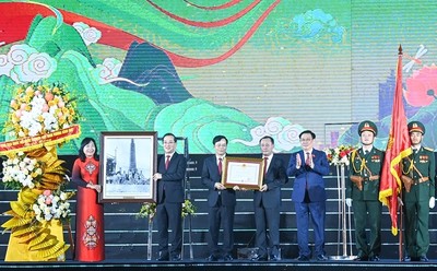 Chủ tịch Quốc hội Vương Đình Huệ dự Lễ kỷ niệm 60 năm thành lập thành phố Vinh