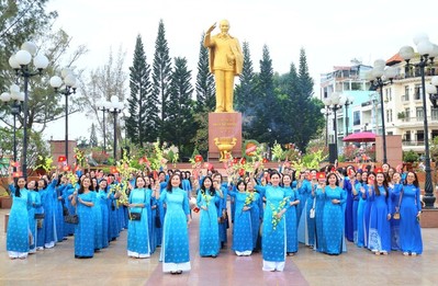 Cần Thơ: 5000 phụ nữ tham gia lễ hội trang phục áo bà ba, áo dài