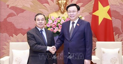 Chủ tịch Quốc hội Vương Đình Huệ tiếp Đại sứ Lào đến chào từ biệt