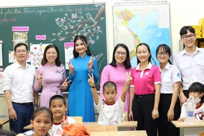 Hoa hậu Môi trường Thế giới Nguyễn Thanh Hà đồng hành cùng dự án ‘Tiếng Anh cộng đồng’
