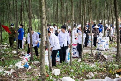 Cộng đồng làm sạch bờ biển Quất Lâm, huyện Giao Thủy (Nam Định)