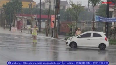 CSGT thành phố Hà Tĩnh dầm mưa canh đường tại các đoạn ngập thuộc địa bàn thành phố Hà Tĩnh