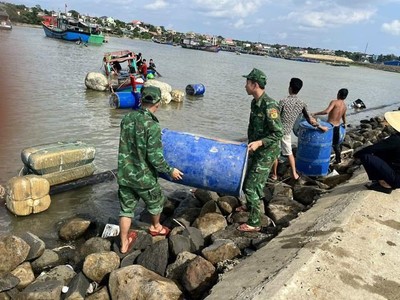 Quảng Trị: Kịp thời ứng cứu tàu cá bị chìm khi vào bờ tránh bão