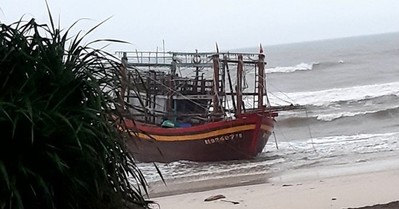Quảng Trị: Khẩn trương giải cứu tàu cá chết máy trôi dạt, mắc cạn